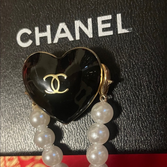 Elegant faux Pearl Necklace with Black Heart Pendant - Picture 11 of 17